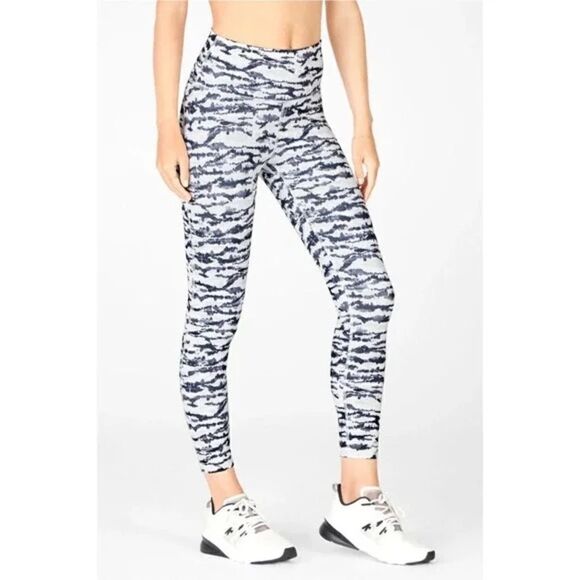 Fabletics small black and white abstract print 7/8 leggings - Picture 3 of 6
